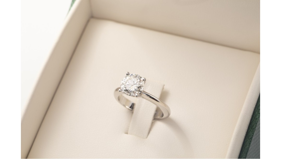 El resplandor incomparable de un anillo de compromiso halo